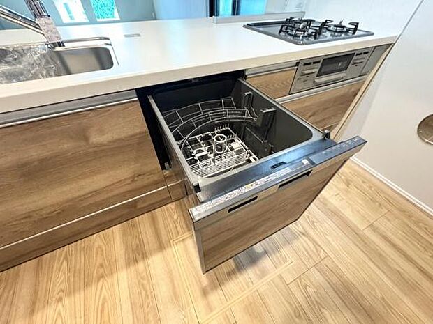 《食器洗い乾燥機》■食事後もゆっくり過ごせる食器洗い乾燥機を設置。手洗いよりもキレイに洗え、節水にもなります。
