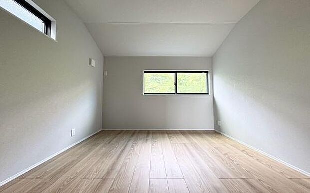 《洋室》 ■机とべットを入れても十分な広さ。お子様の勉強部屋に。