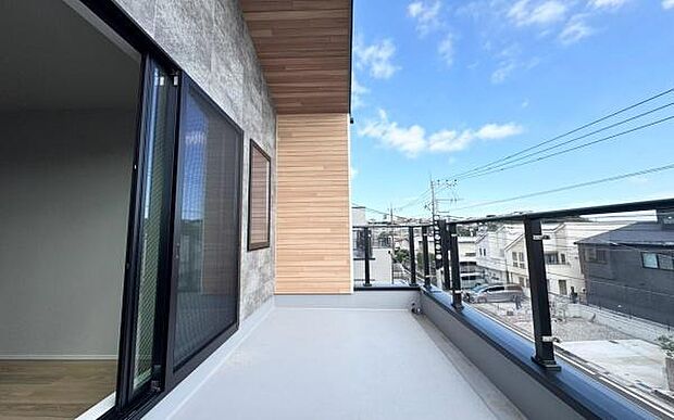 《バルコニー》 ■「青い空」と「白い雲」、「気分が晴れる場所」がここにあります。