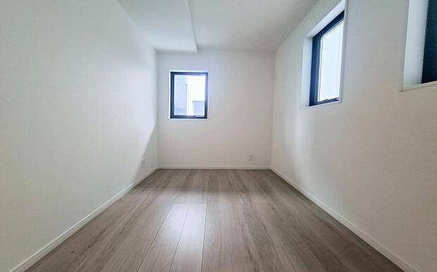 《子供部屋》 ■机とべットを入れても十分な広さ。。お子様の勉強部屋に。