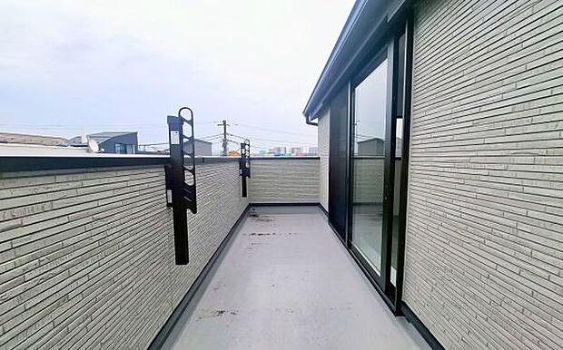 《バルコニー》 ■陽当りも良く、洗濯物も良く乾きそうです。