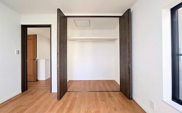 《収納》　室内をいつもすっきり保てる、収納力のあるクローゼット。ハンガーパイプと棚板で衣類の整理整頓がしやすく、日々の暮らしをスマートにサポート。