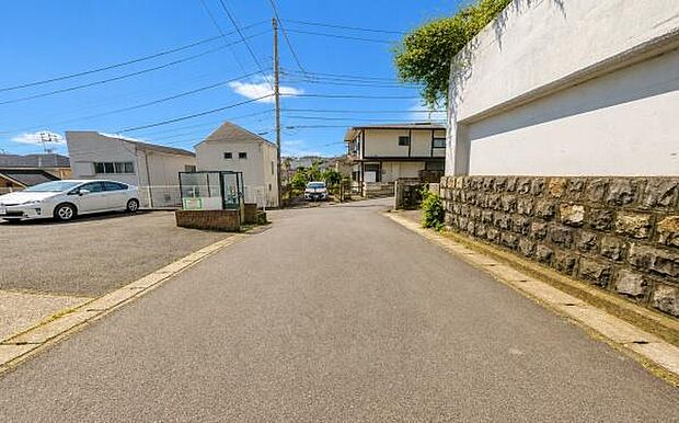 《外観》 ■一戸建ての多いエリア、静かで落ち着いた雰囲気。シンプルで美しいフォルム空気までクリーンになるような佇まい。心地よいライフスタイルが実現できるそんな予感。