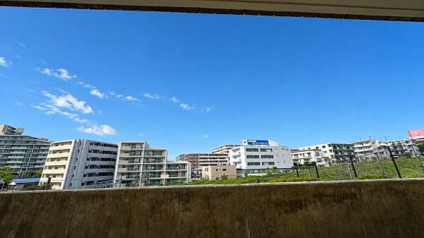《眺望》　■目の前には気持ちの良い空が広がります。開放的で開けた空間が望めます。