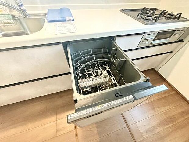 《食器洗い乾燥機》■食事後もゆっくり過ごせる食器洗い乾燥機を設置。手洗いよりもキレイに洗え、節水にもなります。
