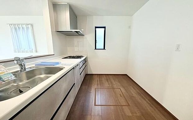 《システムキッチン》 家族が集う楽しく親子の会話も弾むキッチン。明るく清潔で使い勝手のいいキッチンには、いつも家族の笑顔があふれています。