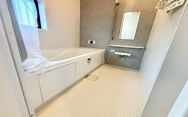《浴室》 バスルームは一日の疲れを癒す居心地の良い空間です。