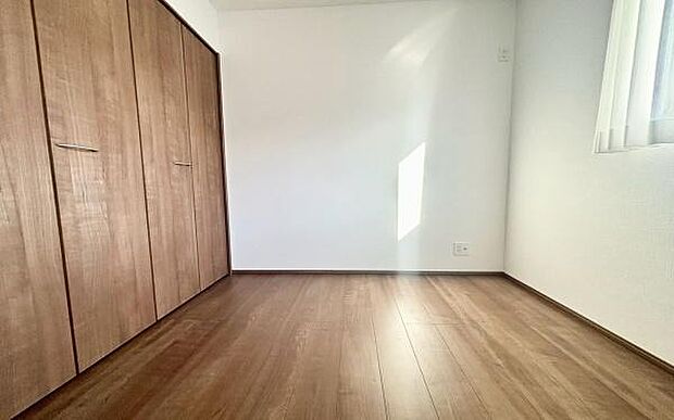 《洋室》 ■型にはまらない多才なプライベートルーム。くつろぎの場としてだけでなく、趣味や仕事のパーソナルスペースとしても活躍するゆったりした洋室。落ち着きがあり個の時間をたっぷり楽しめる快適空間です。