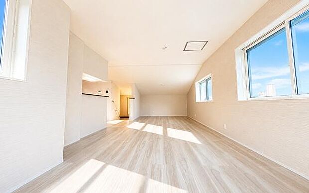 《リビングダイニング》　■豊かな光が照らすこの場所は、たわいもない会話を楽しみ、ゆったりとした時間を過ごす場所。家族の日常が刻まれる大切な空間です。自然光に溢れるこの空間はリフレッシュにピッタリです。