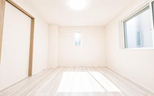 《子供部屋》　■机とべットを入れても十分な広さ。。お子様の勉強部屋に。