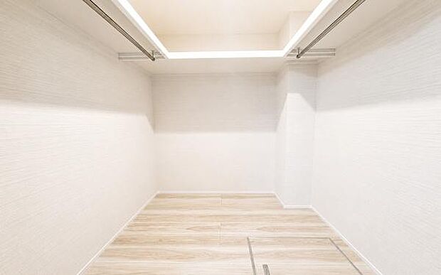 《ウォークインクローゼット》 大容量のウォークインクローゼットをご用意。衣類だけでなく、遊び道具やトランクなどの旅行用品の収納にも重宝します