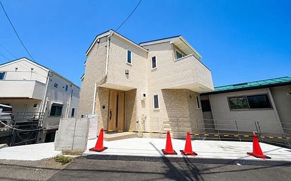 《外観》　■家族みんなが落ち着ける場所。明るい空間で心も暖か、朝から爽やかな気分。寝る時も包みこまれるようにふんわりと。家にいることが心と体に優しい暖かな暮らし。