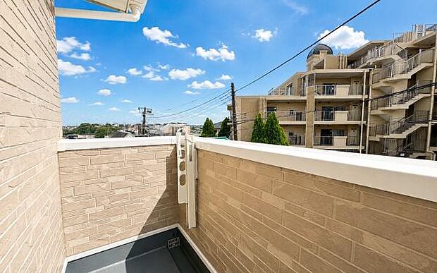 《バルコニー》　■陽当りも良く、洗濯物も良く乾きそうです。