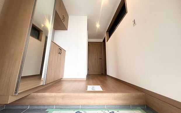 《玄関》　我が家の顔である玄関。帰るのが楽しみになりますね。