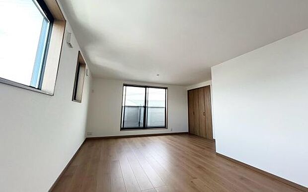《子供部屋》　■お子様の成長を優しく見守る、明るい子供部屋。遊んだり、学んだり、時には一人の時間を過ごしたりと健やかな毎日を育む大切な場所。未来への第一歩を育む、かけがえのない空間です。