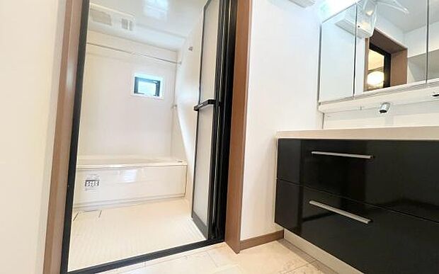 《洗面化粧台》　■使いやすいシャープなデザインの洗面化粧台。