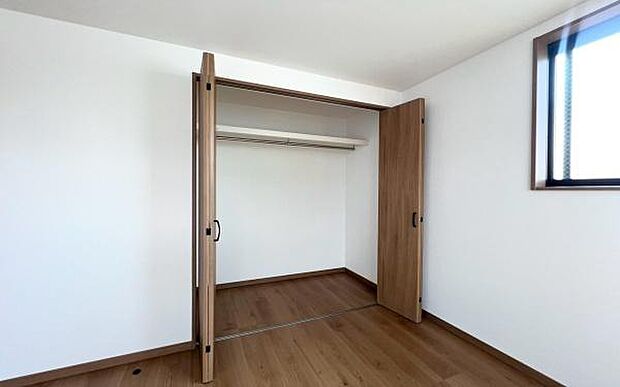 《収納》　■室内をいつもすっきり保てる、収納力のあるクローゼット。ハンガーパイプと棚板で衣類の整理整頓がしやすく、日々の暮らしをスマートにサポート。