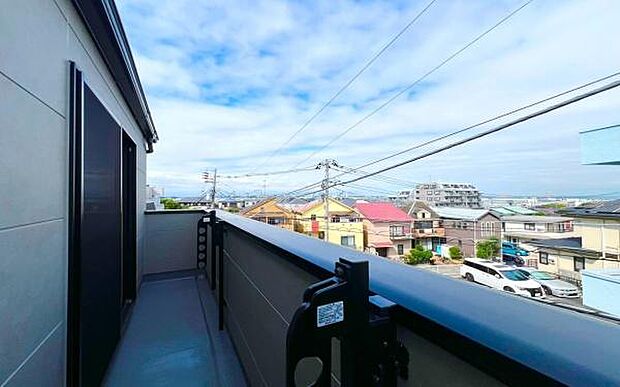 《バルコニー》　■「青い空」と「白い雲」、「気分が晴れる場所」がここにあります。
