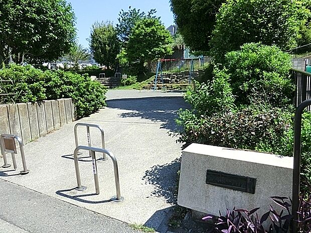 富岡東一丁目公園まで417m、住宅街の比較的広めな公園です。ブランコなどの遊具もあります。きれいに整備された気持ちの良い空間で遊べます。