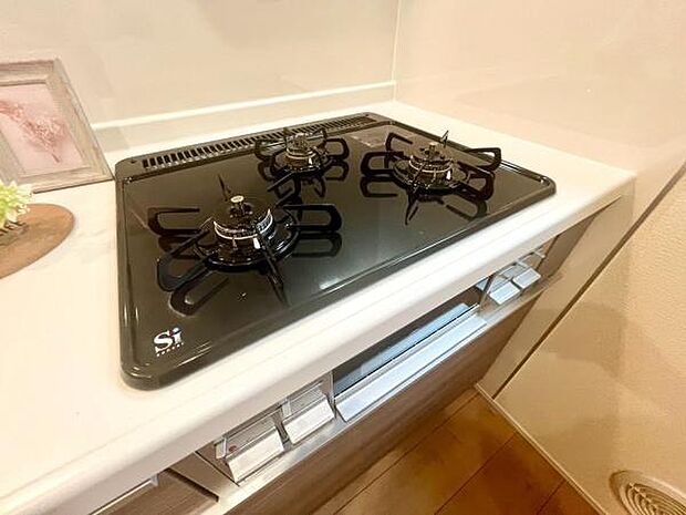 《三口ガスコンロ》 ■3つの炎が奏でる、心地よい暮らし。ビルトインガスコンロとグリルで、本格的な料理も思いのまま。明るく広々としたキッチンで、新しい日常を。