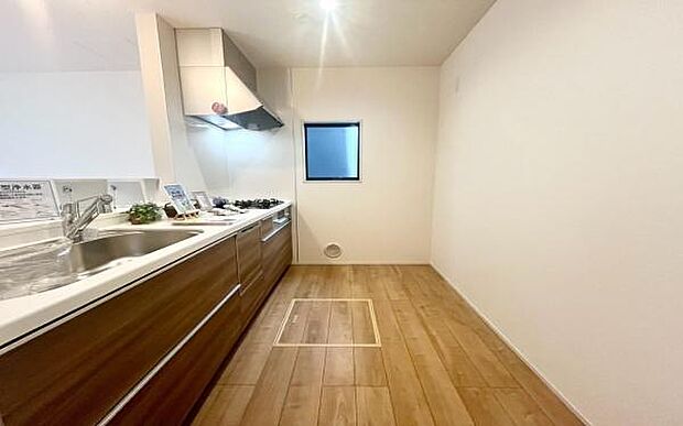 《キッチン》　■ステンレス製シンク。幅と奥行きがありますので、食器洗時のストレスも減りそうです。