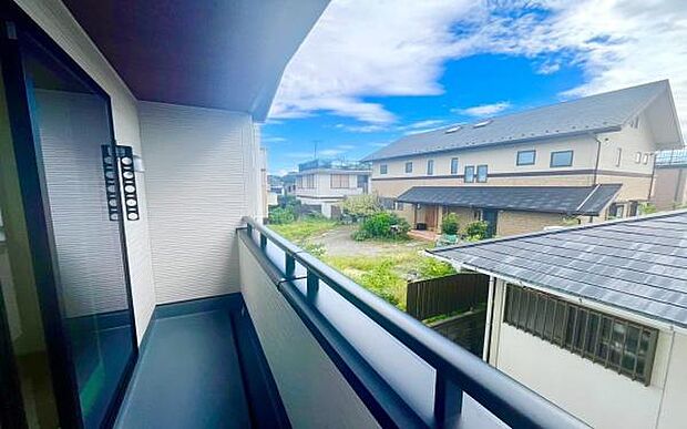 《バルコニー》　■「青い空」と「白い雲」、「気分が晴れる場所」がここにあります。