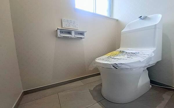 《トイレ》　清潔感のある落ち着いたトイレ。