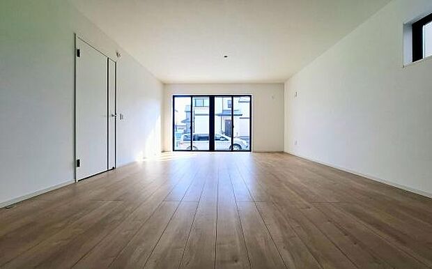 《リビングダイニング》 ■ゆとりを感じさせる上質で明るい空間が、住まう人や訪れる人を心地よく迎え入れてくれます。