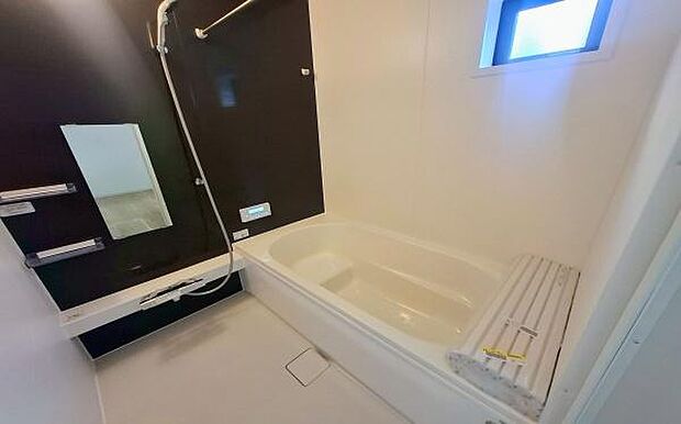 《浴室》 バスルームは一日の疲れを癒す居心地の良い空間です。
