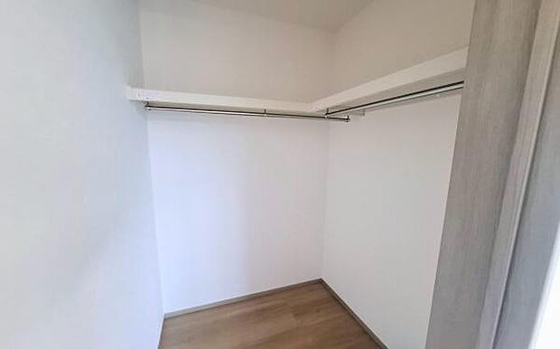 《ウォークインクローゼット》 大容量のウォークインクローゼットをご用意。衣類だけでなく、遊び道具やトランクなどの旅行用品の収納にも重宝します