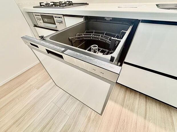 《食器洗い乾燥機》■食事後もゆっくり過ごせる食器洗い乾燥機を設置。手洗いよりもキレイに洗え、節水にもなります。