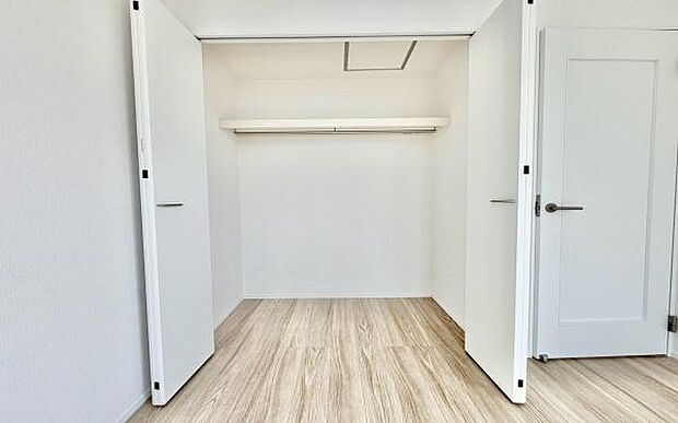 《収納》 ■室内をいつもすっきり保てる、収納力のあるクローゼット。ハンガーパイプと棚板で衣類の整理整頓がしやすく、日々の暮らしをスマートにサポート。