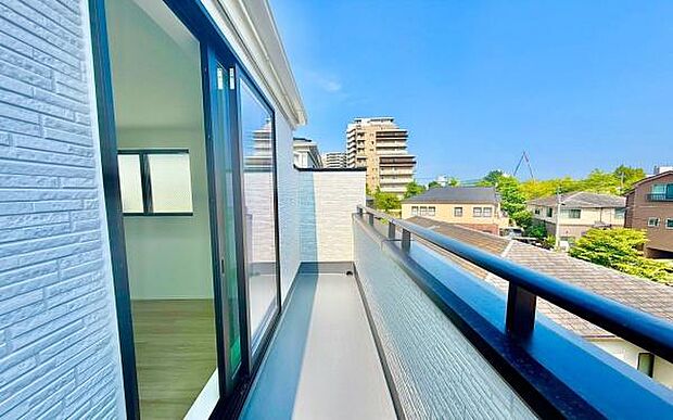 《バルコニー》 ■陽当りも良く、洗濯物も良く乾きそうです。