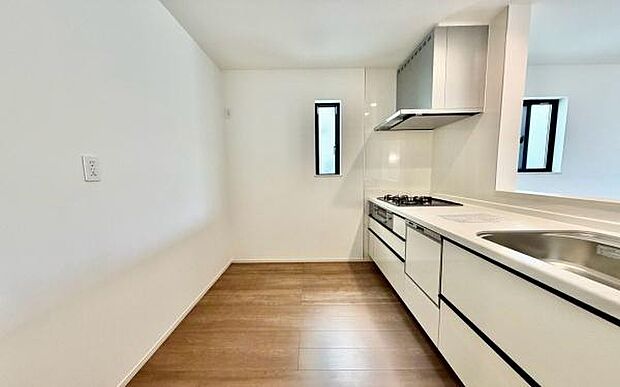 《システムキッチン》 会話を楽しみながら食事を味わう。一緒にいる時間が楽しい空間。カフェにいるような気分で毎日を過ごしたい。家族でいる時間を柔らかに包み込むインテリア。