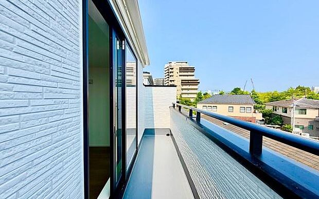 《バルコニー》 ■陽当りも良く、洗濯物も良く乾きそうです。