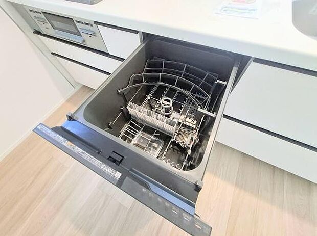 《食器洗い乾燥機》■食事後もゆっくり過ごせる食器洗い乾燥機を設置。手洗いよりもキレイに洗え、節水にもなります。