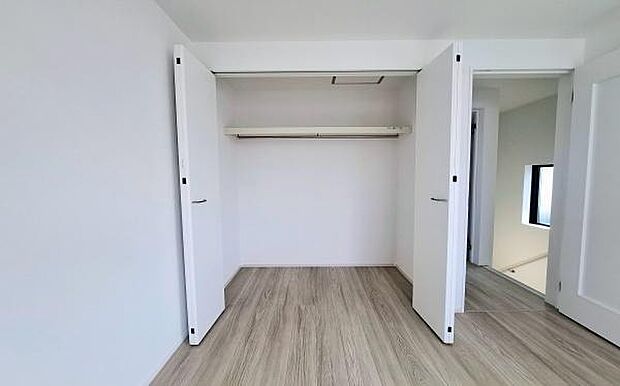 《収納》 ■室内をいつもすっきり保てる、収納力のあるクローゼット。ハンガーパイプと棚板で衣類の整理整頓がしやすく、日々の暮らしをスマートにサポート。
