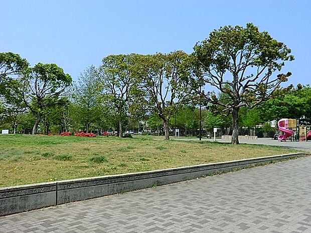 本郷台中央公園まで963m、広い芝生エリアでピクニック。複合滑り台や大人用健康遊具もあり、家族みんなで楽しめます。