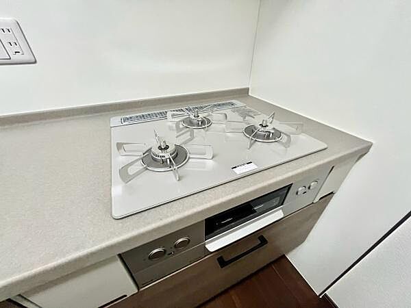 《三口ガスコンロ》 ■3つの炎が奏でる、心地よい暮らし。ビルトインガスコンロとグリルで、本格的な料理も思いのまま。明るく広々としたキッチンで、新しい日常を。