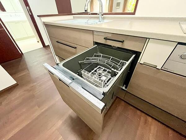 《食器洗い乾燥機》■食事後もゆっくり過ごせる食器洗い乾燥機を設置。手洗いよりもキレイに洗え、節水にもなります。