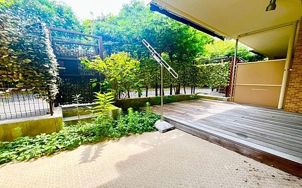 《テラス》　■広いデッキテラスがついています