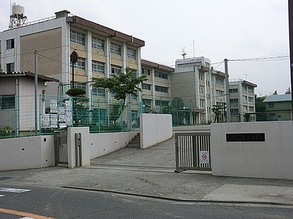 川崎市立犬蔵中学校まで1256m