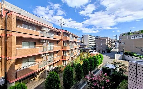 《眺望》　■目の前には気持ちの良い青空が広がります。開放的で開けた空間が望めます。