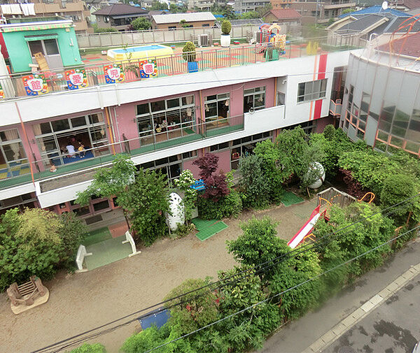 天宿愛児園まで606m、6階建てのマンションの1・2階部分が保育園になります。各クラス、元気が湧いてくる色彩豊かな明るい保育室になっています。