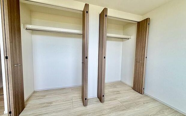 《収納》 ■室内をいつもすっきり保てる、収納力のあるクローゼット。ハンガーパイプと棚板で衣類の整理整頓がしやすく、日々の暮らしをスマートにサポート。