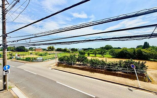 《眺望》 ■目の前には気持ちの良い空が広がります。開放的で開けた空間が望めます。
