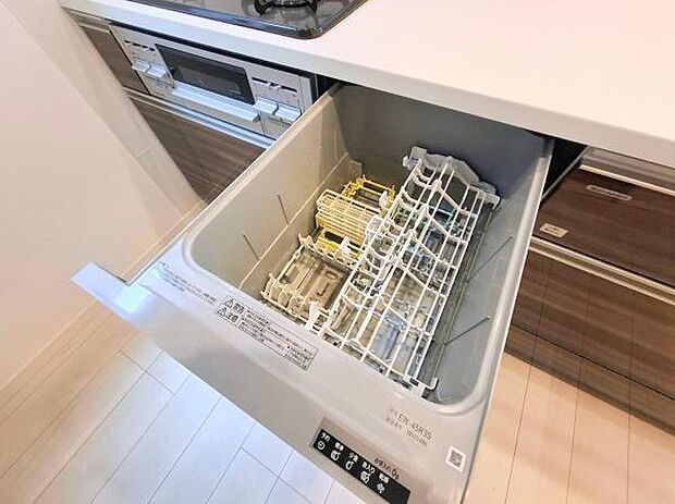 《食器洗い乾燥機》■食事後もゆっくり過ごせる食器洗い乾燥機を設置。手洗いよりもキレイに洗え、節水にもなります。