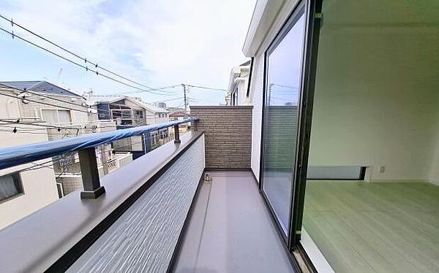 《バルコニー》 「青い空」と「白い雲」、「気分が晴れる場所」がここにあります。