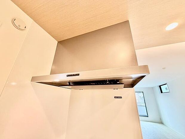 《システムキッチン・レンジフード》■スタイリッシュでお手入れしやすい、スリムタイプのレンジフードを採用。
