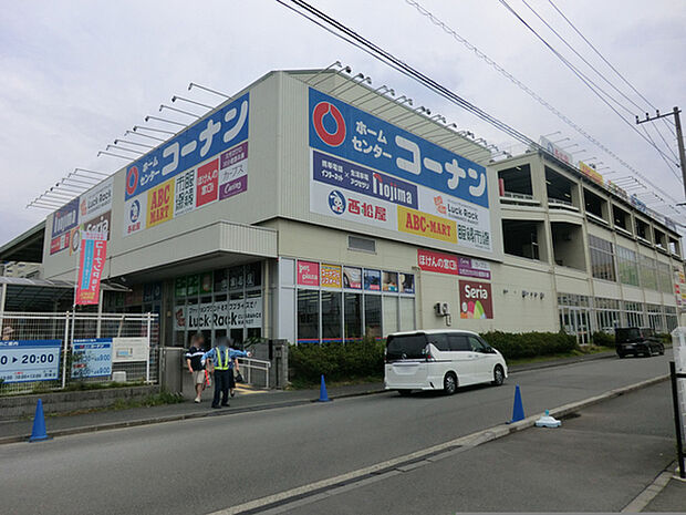 コーナン港北インター店まで749m